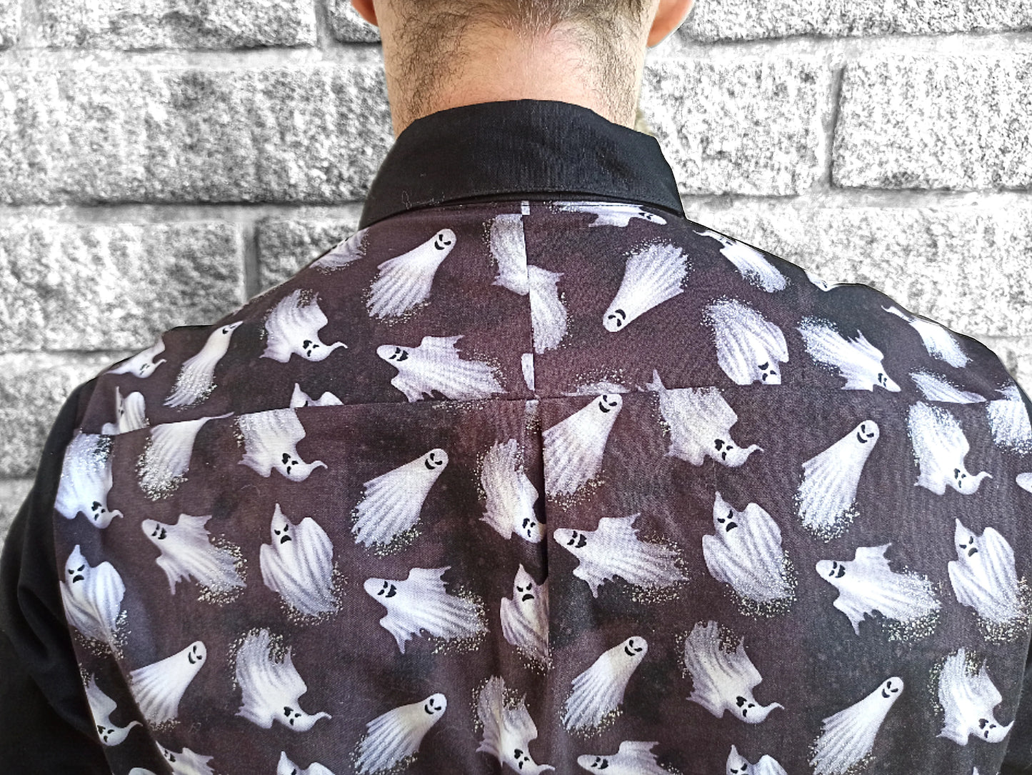 Zoom sur le dos de la chemise fantôme
Détail du tissu à imprimé fantômes scintillants