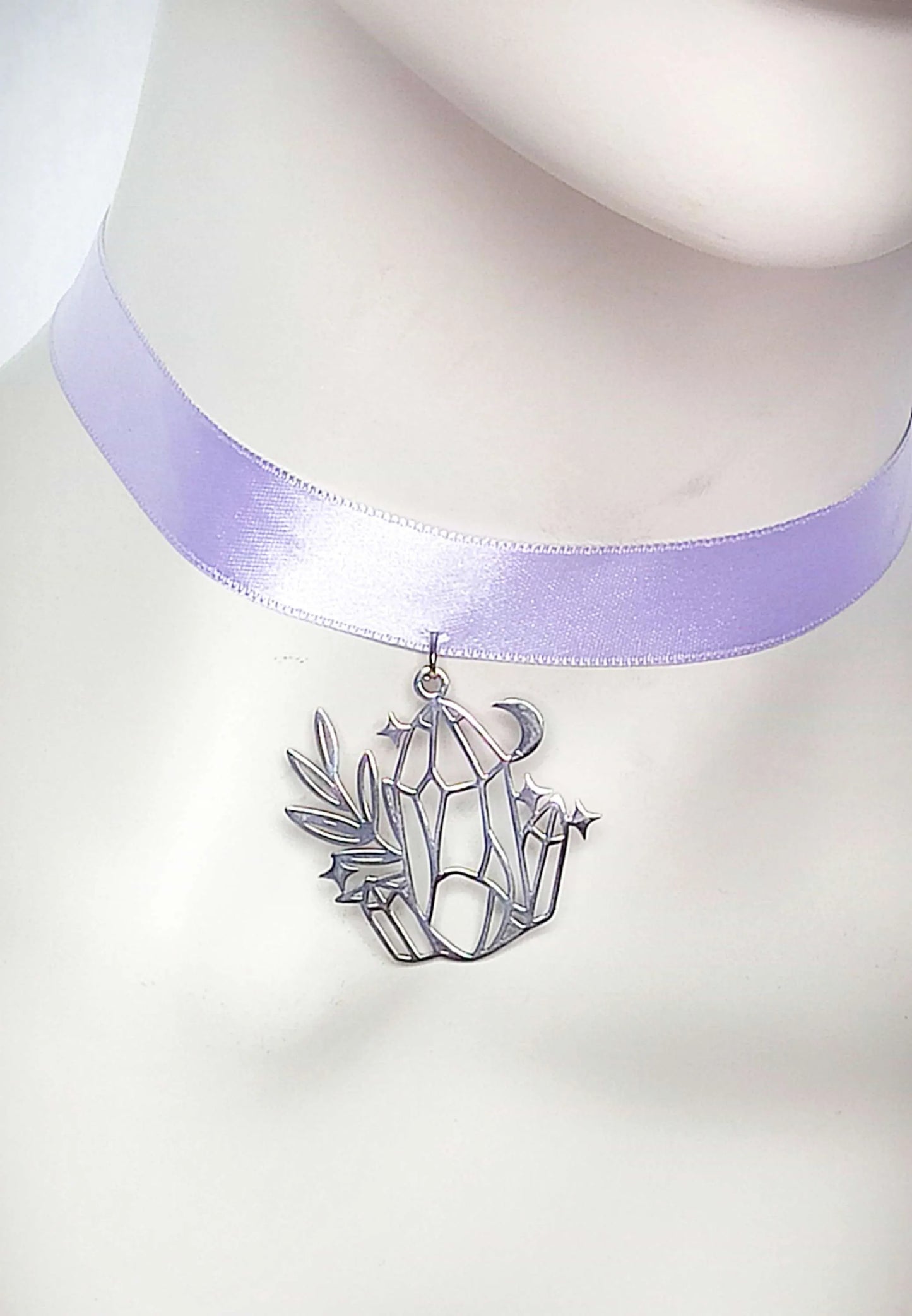 Zoom sur le pendentif cristal en acier inoxydable du ras de cou violet