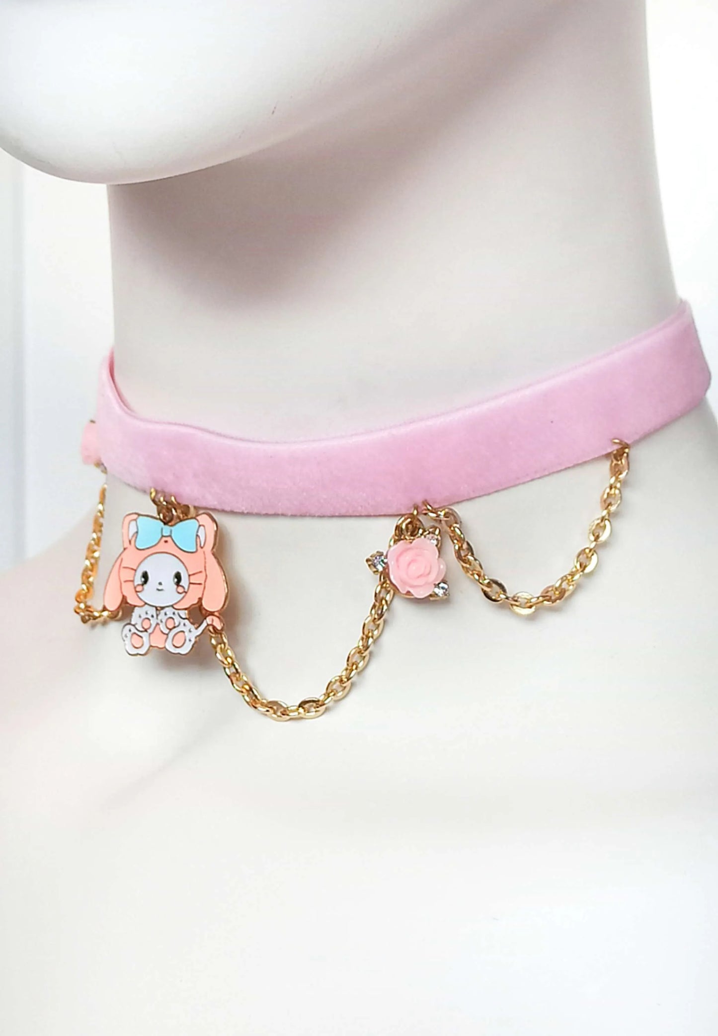 Zoom sur les chaines dorées du ras de cou My Melody