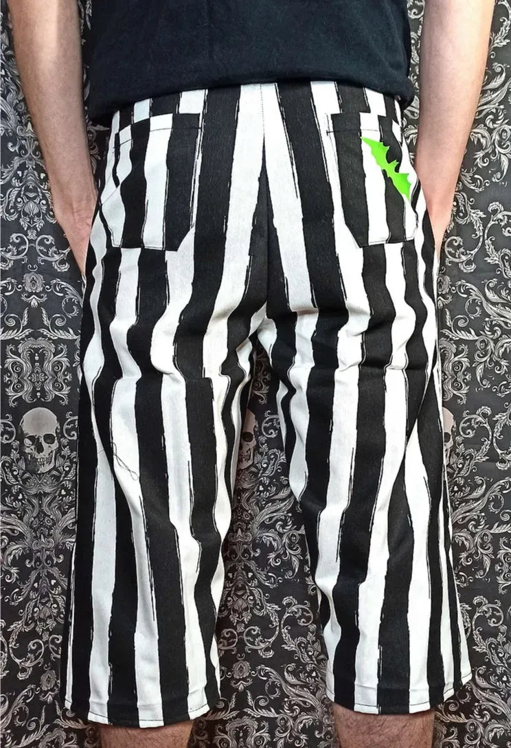 Bermuda gothique fait main en coton rayé noir et blanc avec motifs chauves-souris vertes inspirés de Beetlejuice