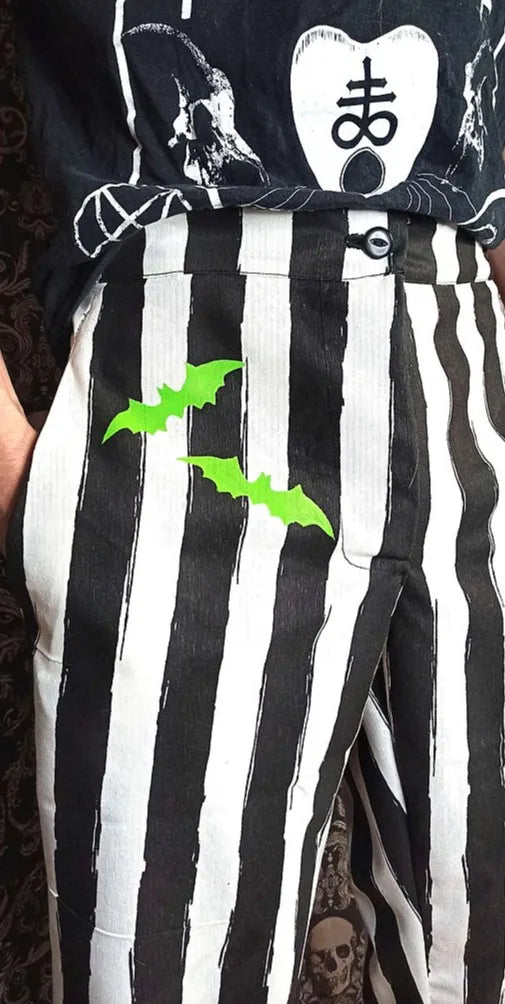 Bermuda gothique fait main en coton rayé noir et blanc avec motifs chauves-souris vertes inspirés de Beetlejuice