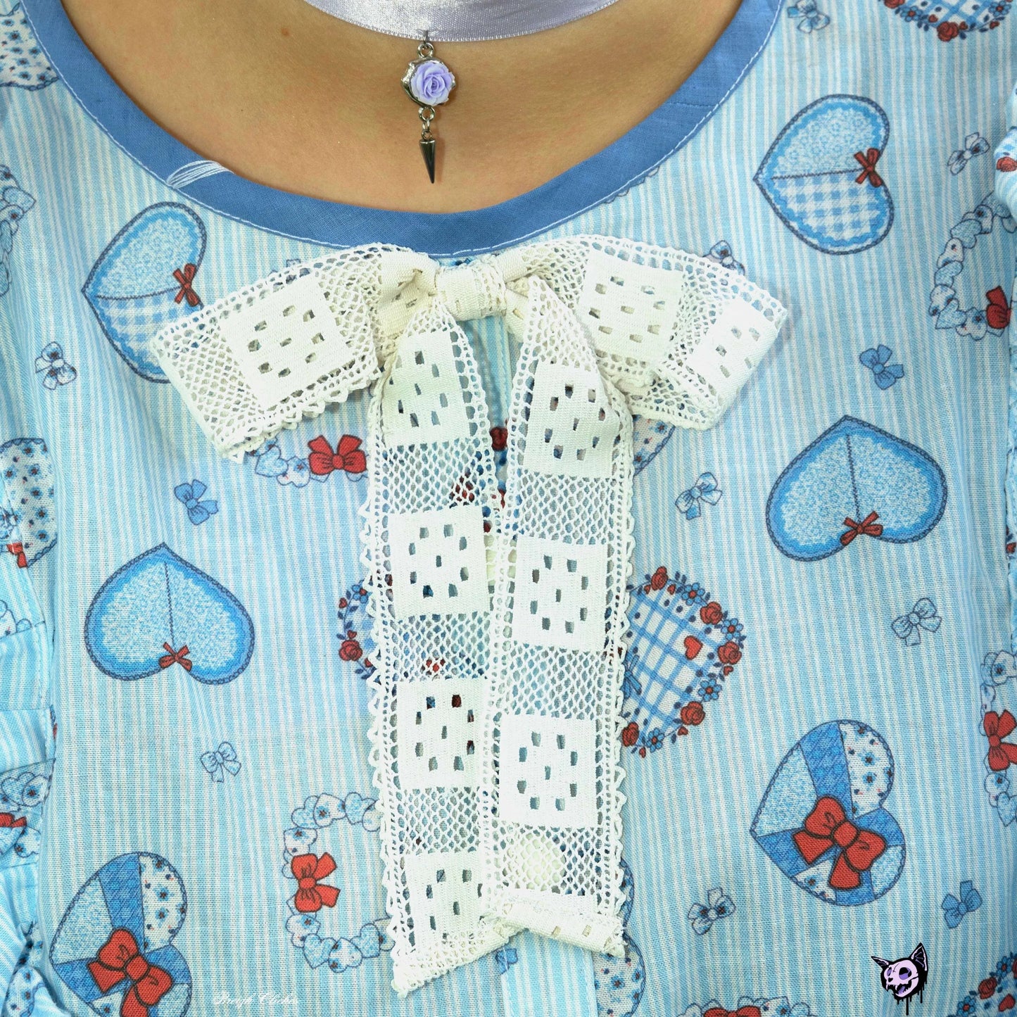 Détail du noeud en dentelle blanche sur blouse kawaii