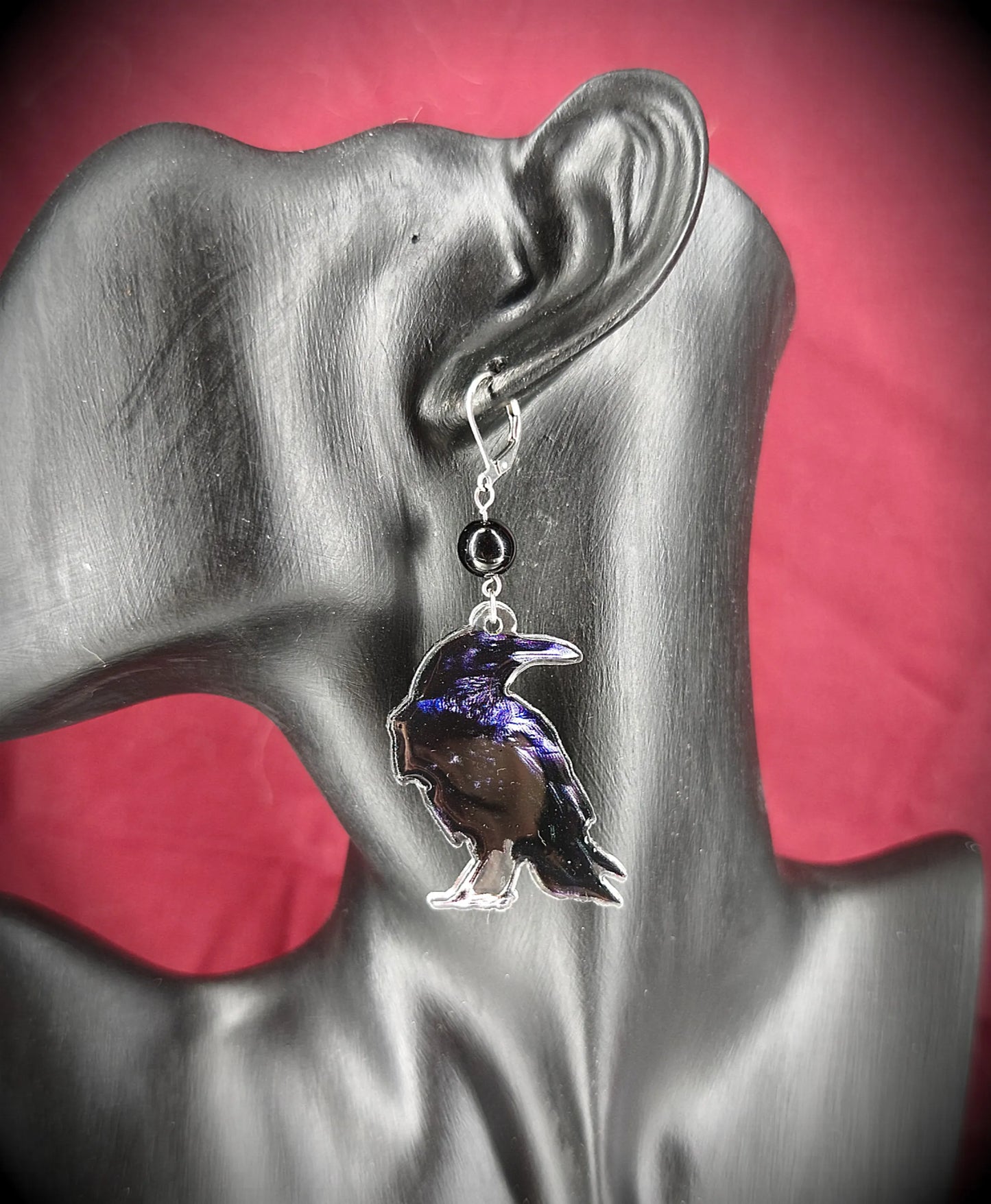 boucle d’oreille corbeau mystique en acier inoxydable
bijou alternatif noir et violet esprit ésotérique