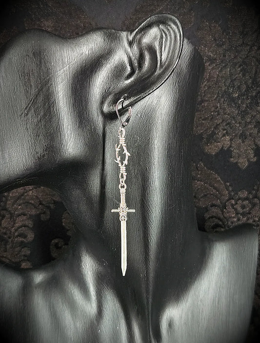 boucles d'oreilles gothique avec épée et barbelé