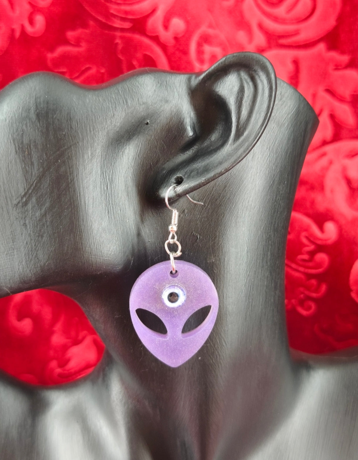boucles d'oreilles pastel goth alien violette avec oeil, portées