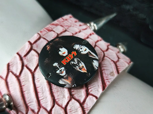 détail du badge Kiss cousu sur le bracelet rose