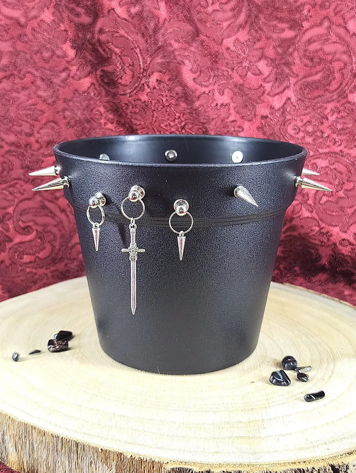cache pot gothique noir clous métalliques
décoration plante gothique dark