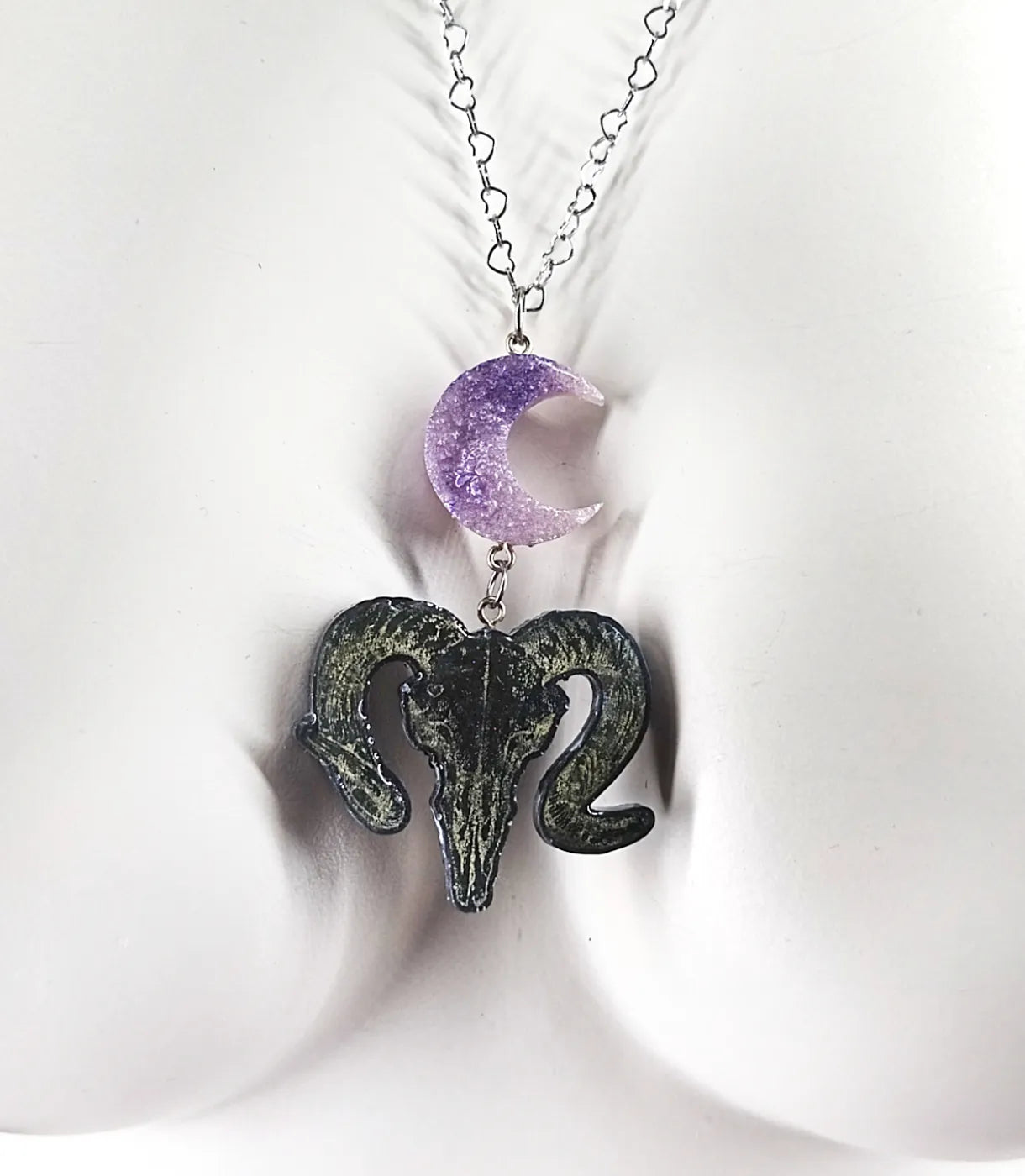 collier creepycute résine noire et violette