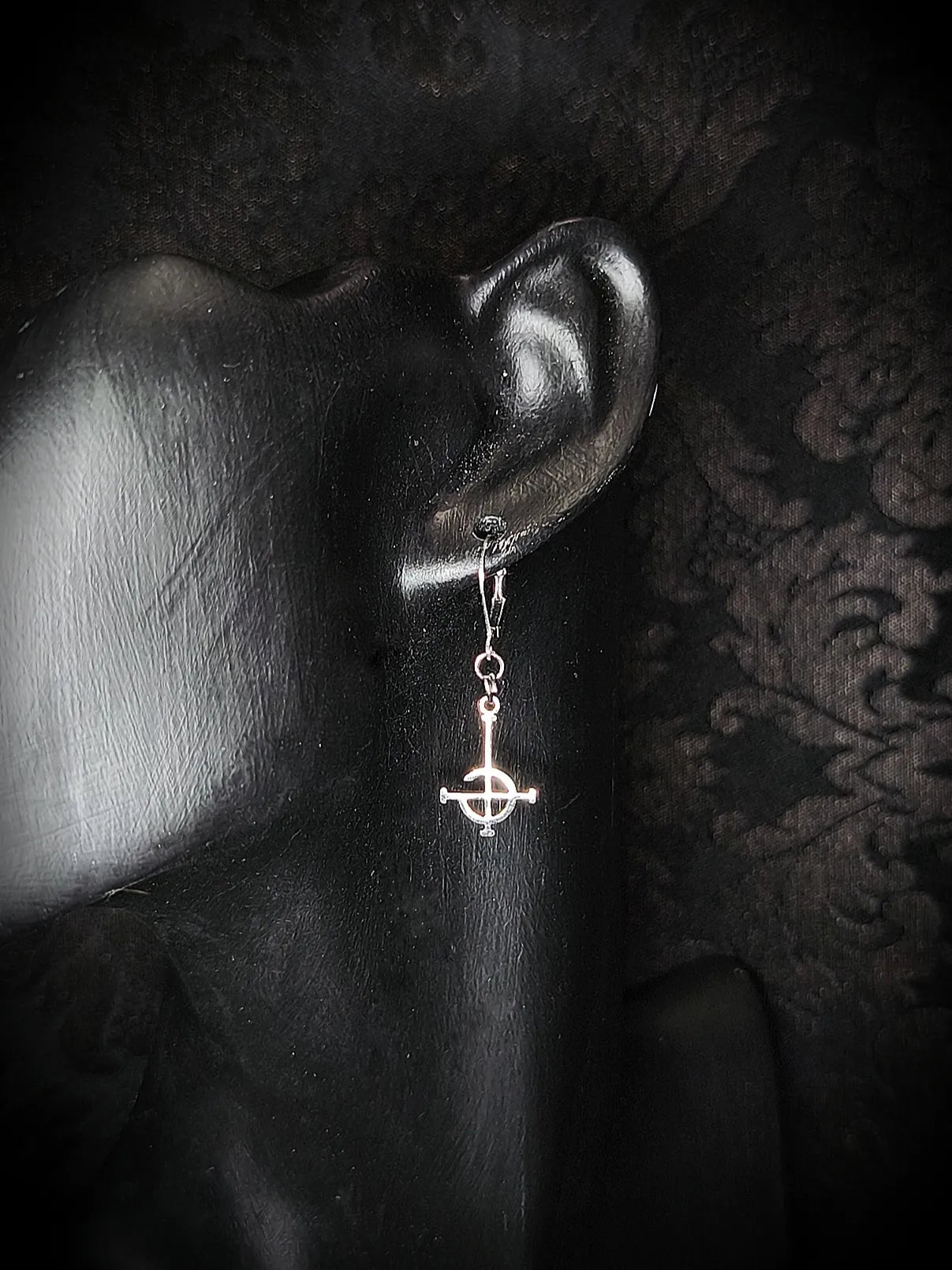détail du Grucifix des boucles d'oreilles inspirées du groupe Ghost
