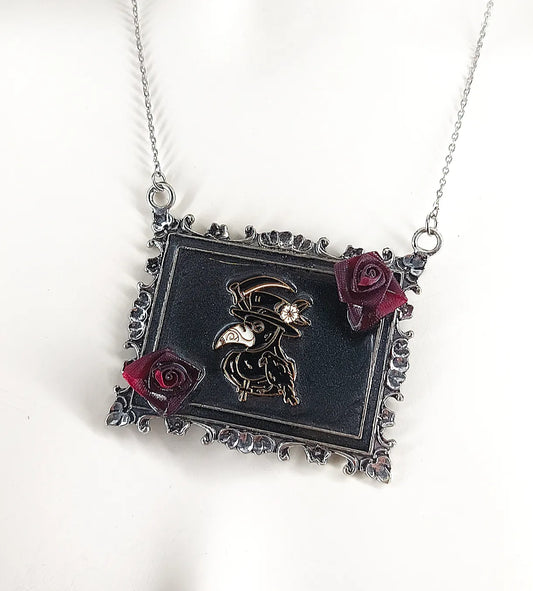 pendentif plague doctor cadre baroque