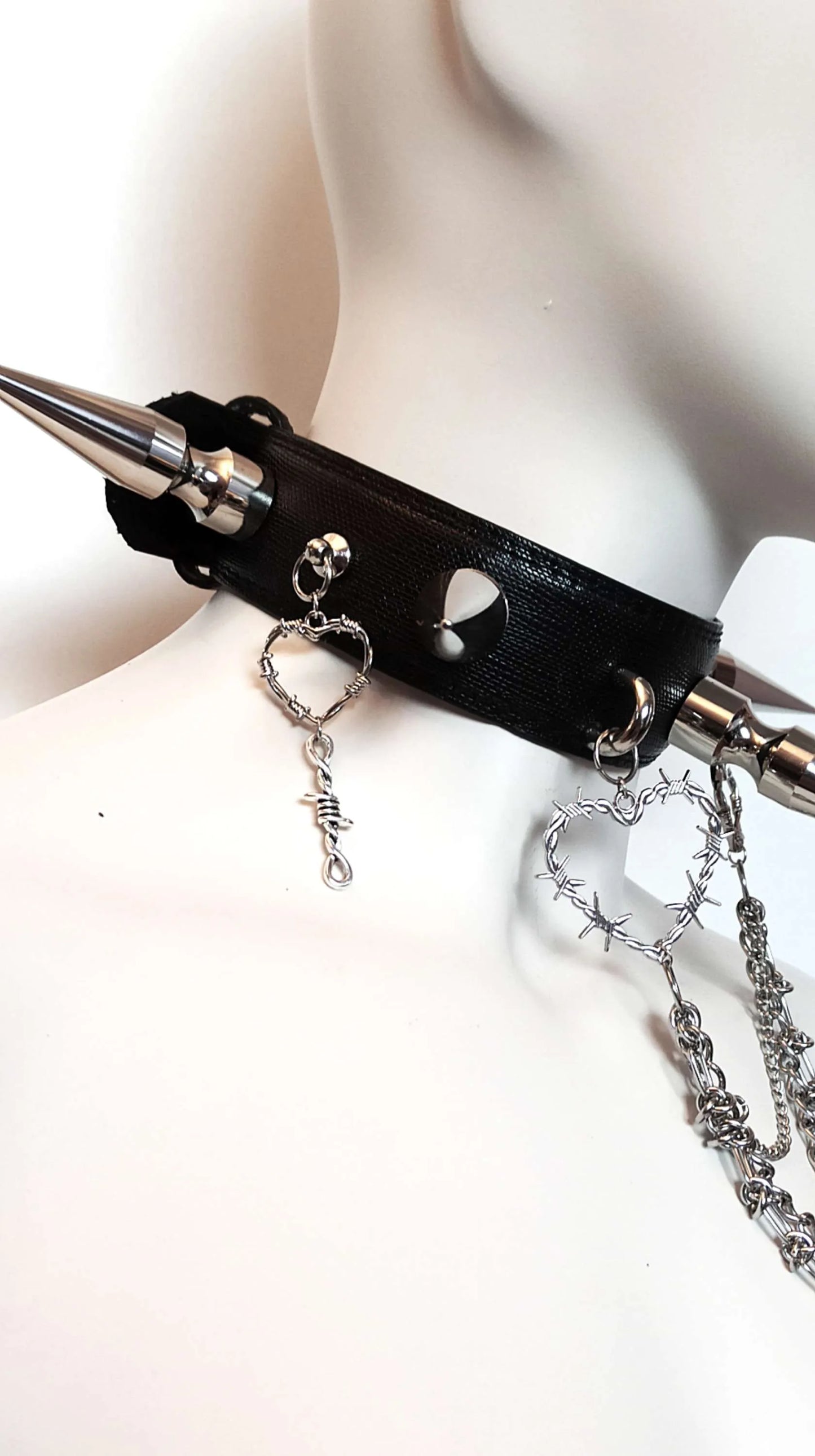tour de cou gothique cuir noir et acier inoxydable
Détails de coeurs et des barbelés du ras de cou