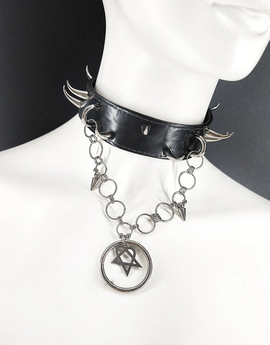 Ras de cou gothique en PVC noir à clous, anneaux et pentacle, choker fetish fait main