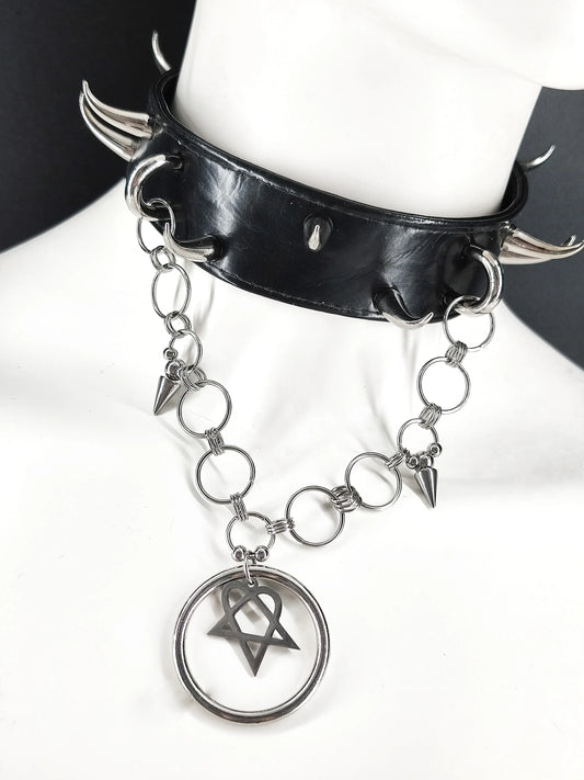 Ras de cou gothique en PVC noir à clous, anneaux et pentacle, choker fetish fait main
