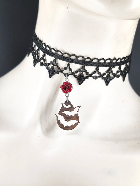 Ras de cou gothique en dentelle noire avec rose et chauve souris fait main