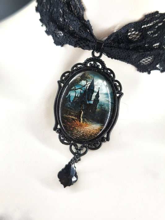 Ras de cou gothique en dentelle noire avec charm château gothique et perle artisanal
