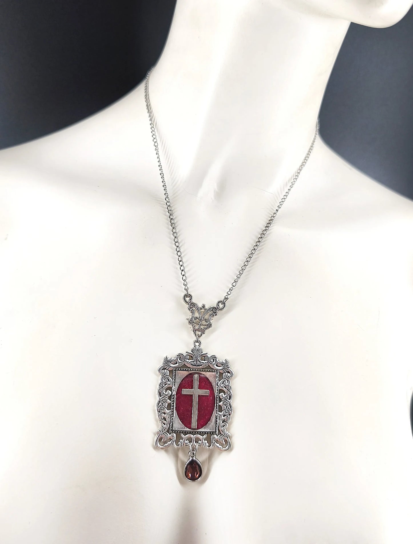 Collier Gothique Bordeaux – Pendentif Croix Occulte sur fond bordeaux – Fait Main – Acier Inoxydable