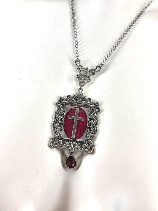 Collier Gothique Bordeaux – Pendentif Croix Occulte sur fond bordeaux – Fait Main – Acier Inoxydable
