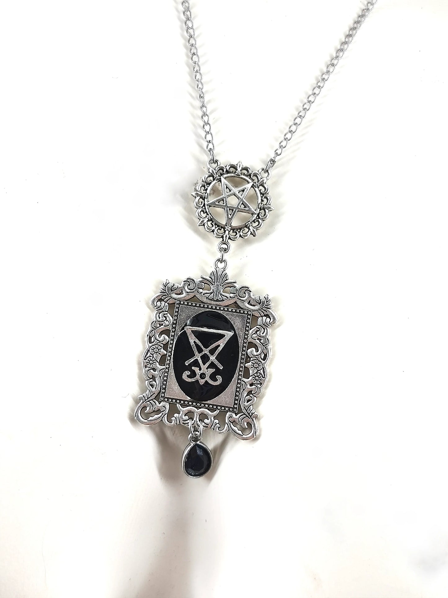 Collier gothique pentacle & croix occulte – Bijou ésotérique fait main en acier inoxydable