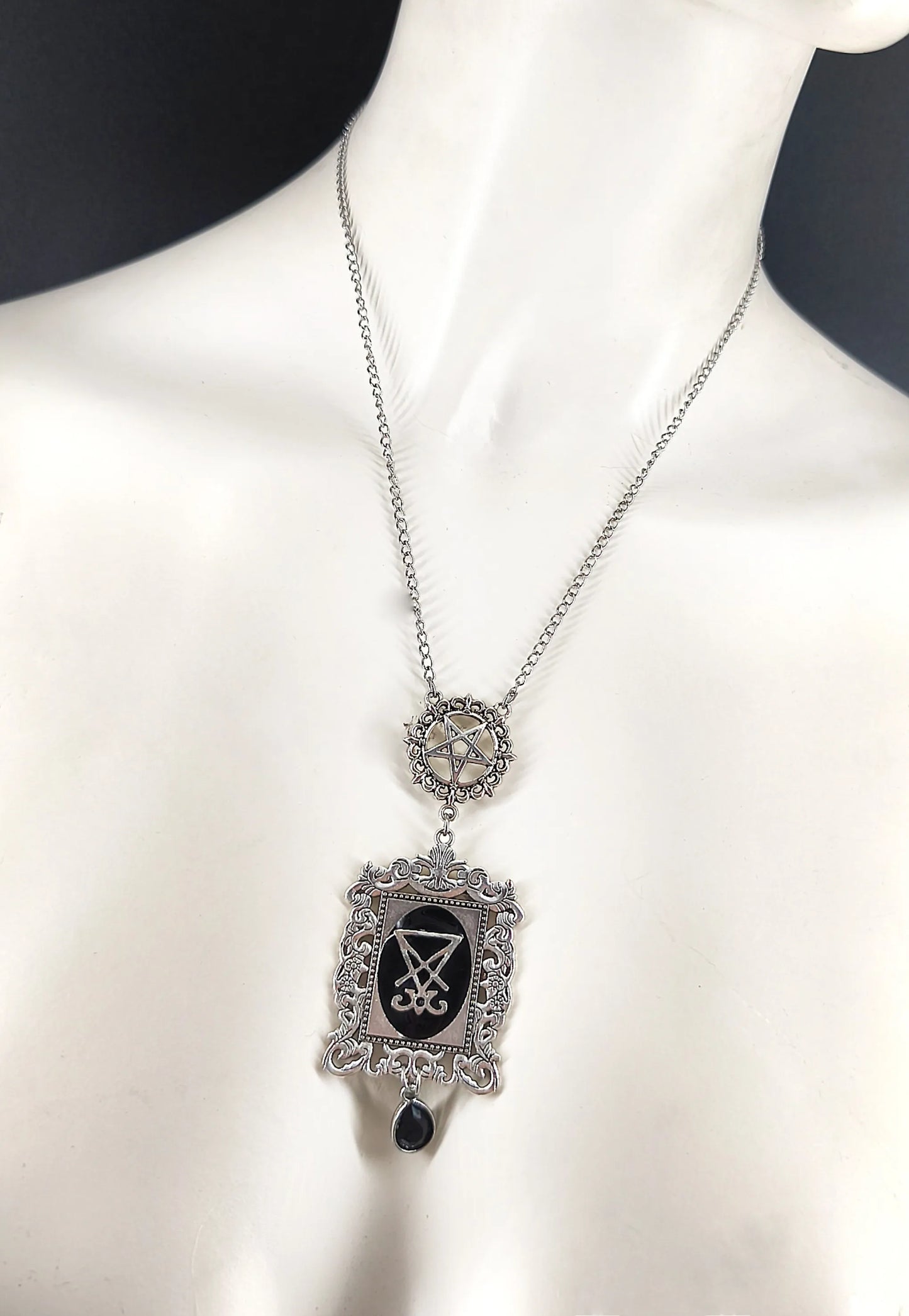 Collier gothique pentacle & croix occulte – Bijou ésotérique fait main en acier inoxydable