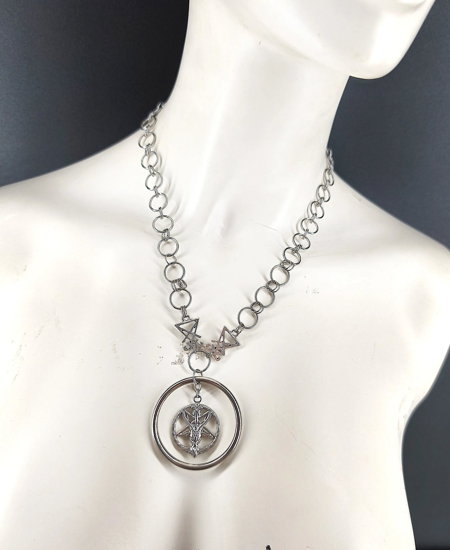 Collier gothique moderne en acier inoxydable – Pentacle circulaire & symboles occultes – Fait main