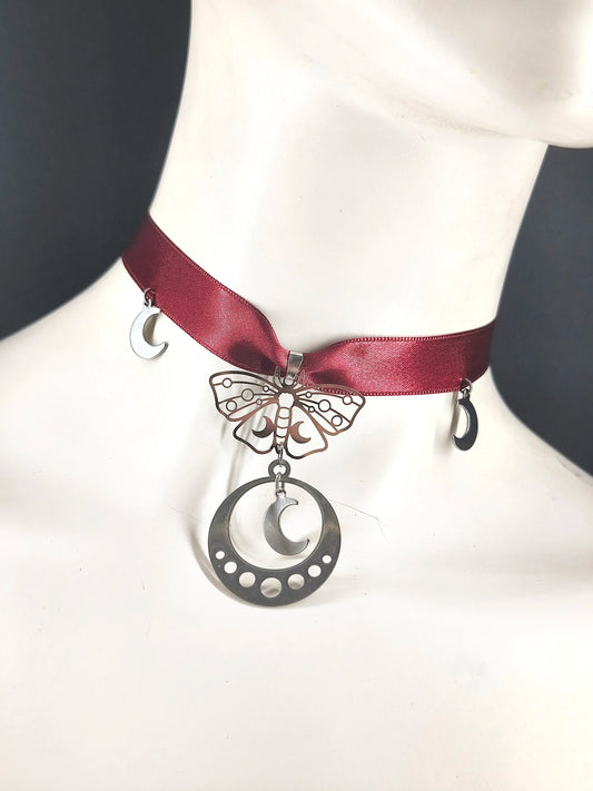 Ras de cou gothique satin bordeau, phase lunaire, lune et papillon, fait main