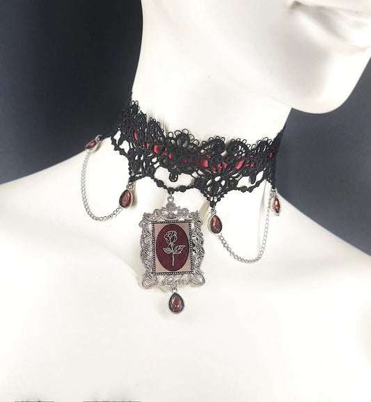 Ras de cou gothique noir et bordeaux avec camé gothique, rose, chaines et perles artisanal