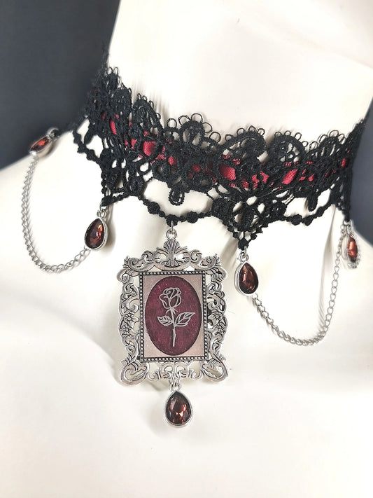 Ras de cou gothique noir et bordeaux avec camé gothique, rose, chaines et perles artisanal