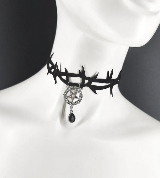 Ras de cou gothique velours noir barbelés avec pentacle et perle noire fait main