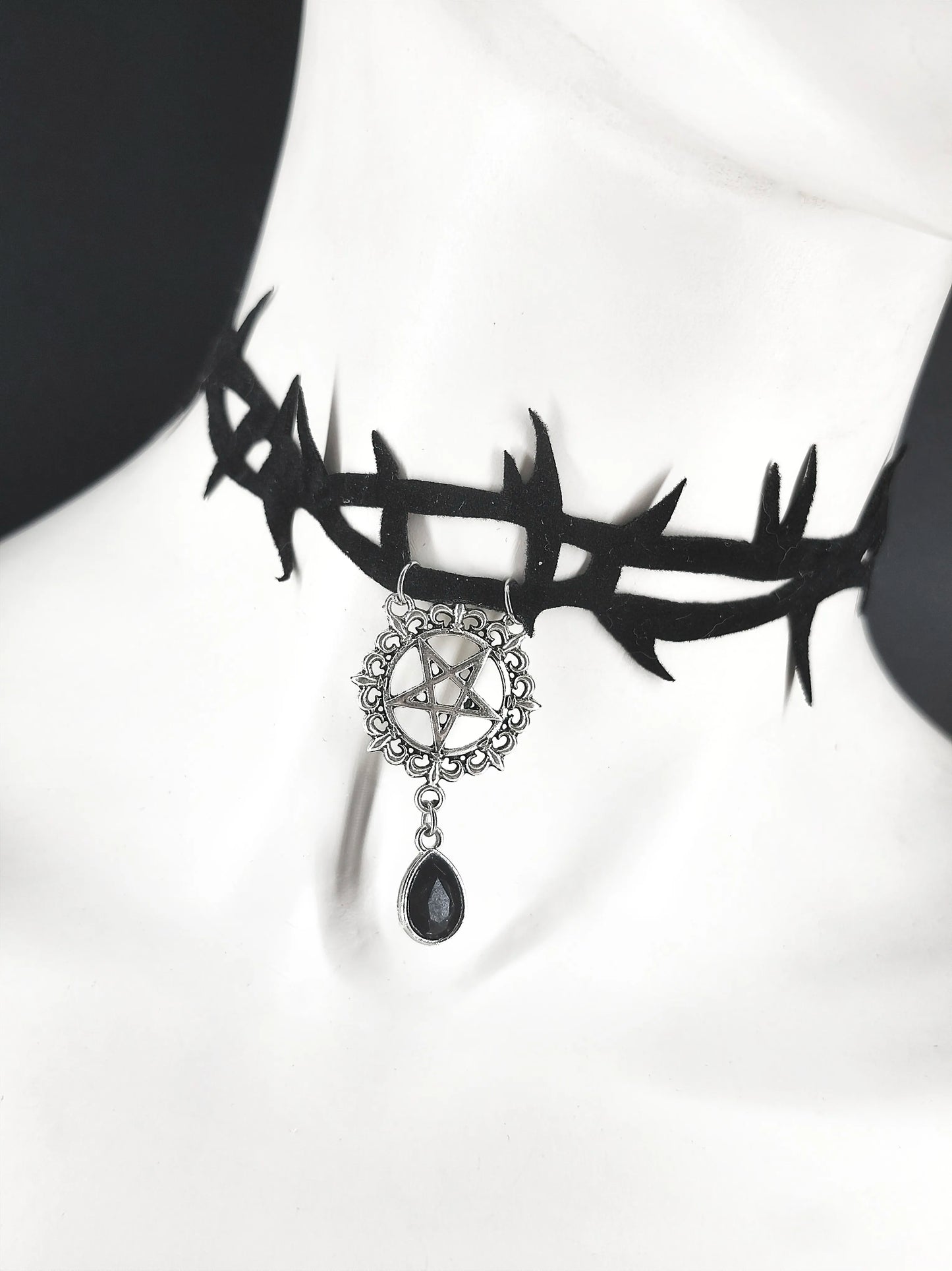 Ras de cou gothique velours noir barbelés avec pentacle et perle noire fait main