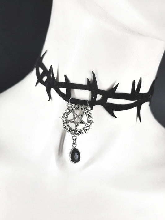 Ras de cou gothique velours noir barbelés avec pentacle et perle noire fait main