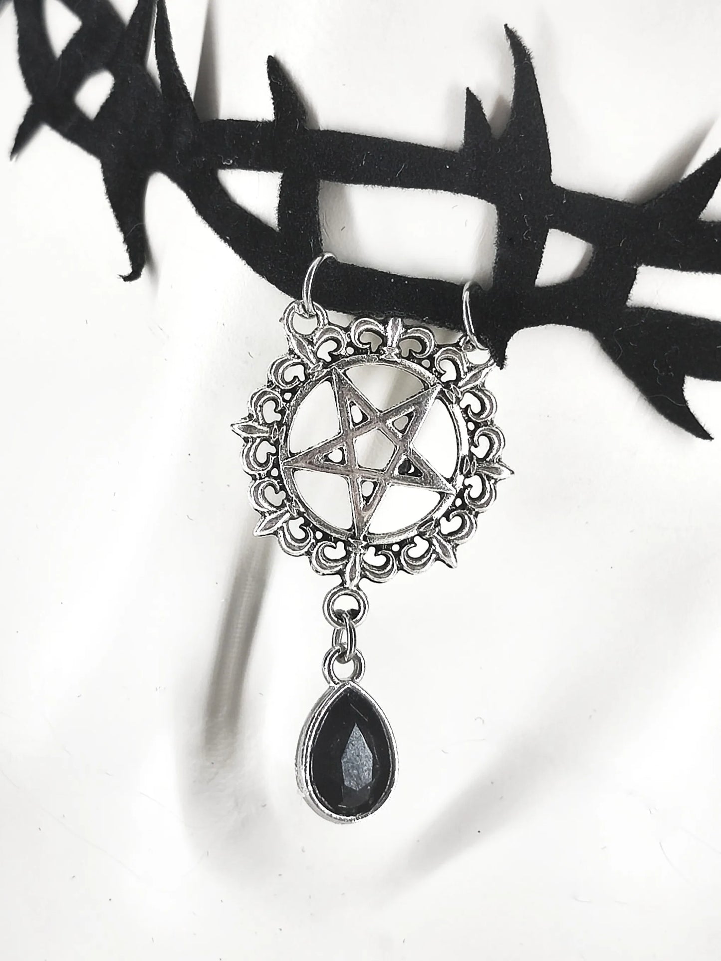 Ras de cou gothique velours noir barbelés avec pentacle et perle noire fait main