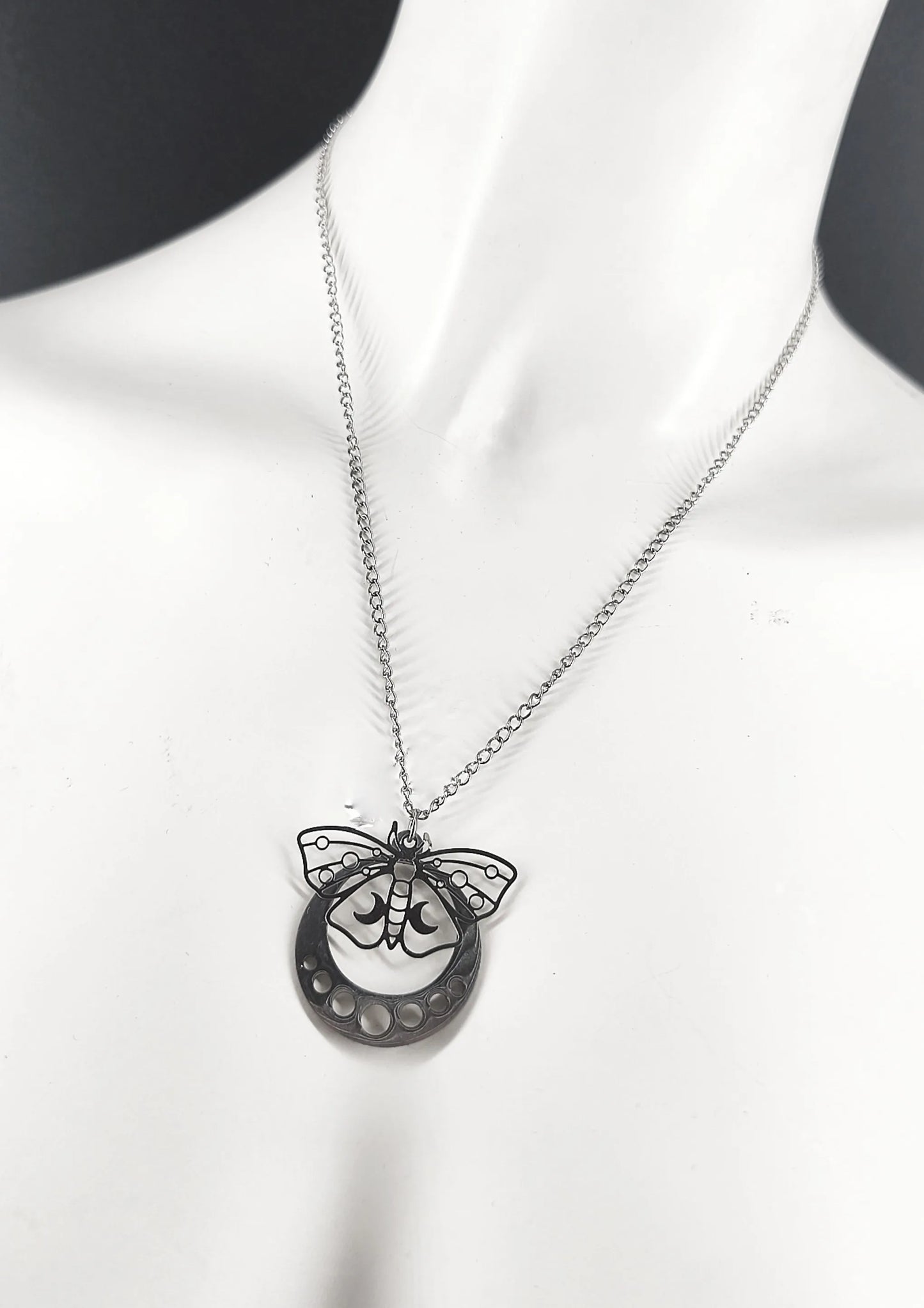 Collier gothique ésotérique phase de lune et papillon acier inoxydable fait main