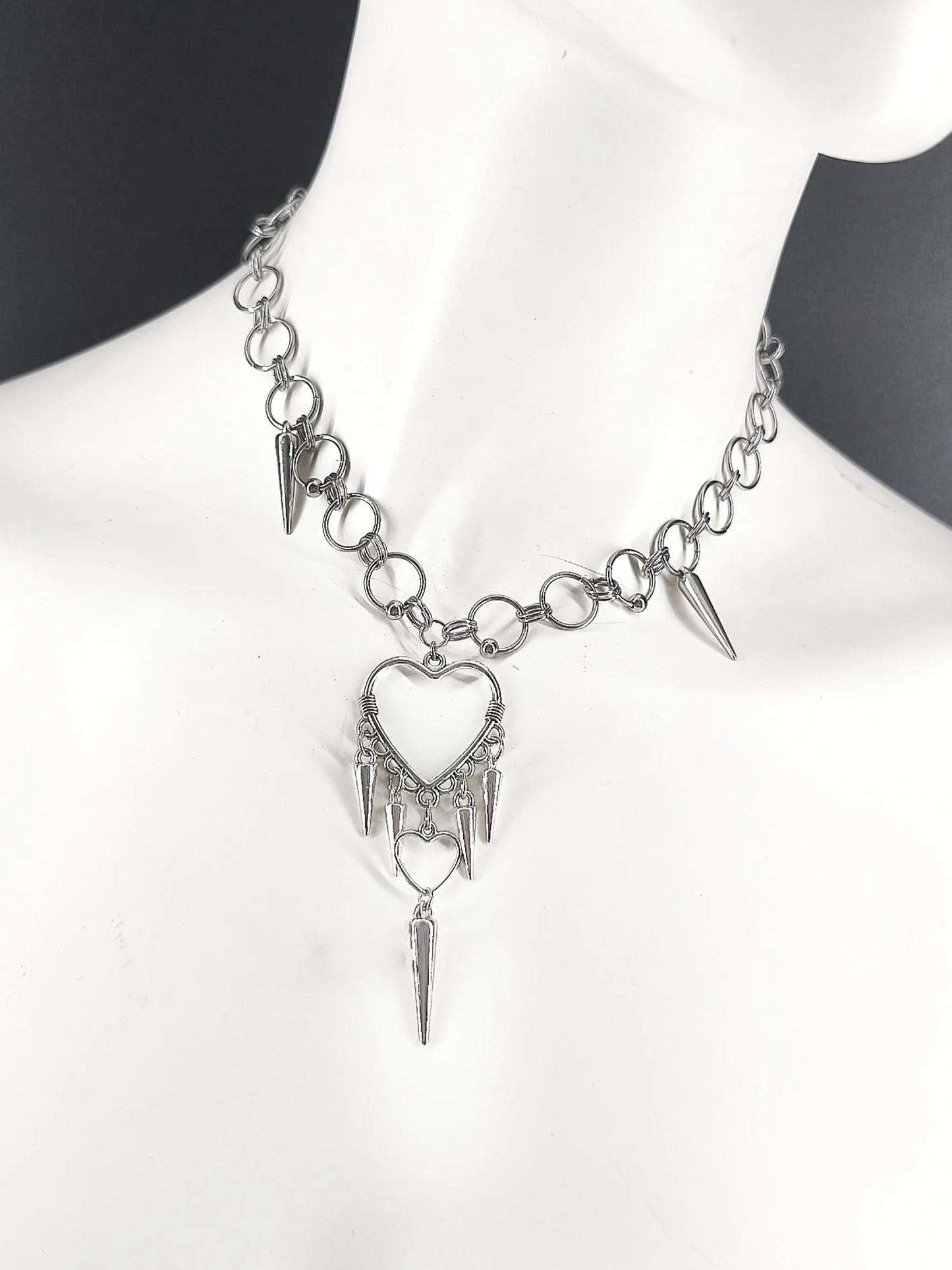 Collier gothique alternatif avec coeur, anneaux et clous en acier inoxydable fait main