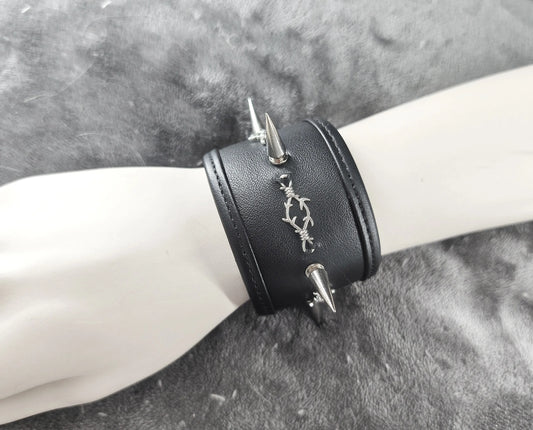 Bracelet en cuir noir gothique homme à clous avec des barbelés et laçage, fait main