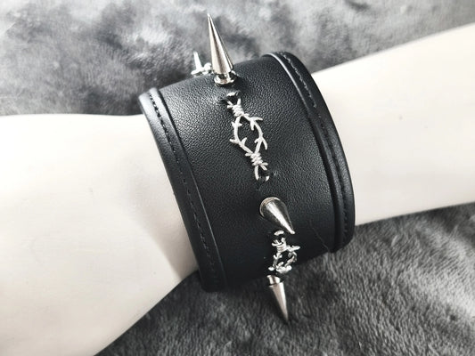 Bracelet en cuir noir gothique homme à clous avec des barbelés et laçage, fait main