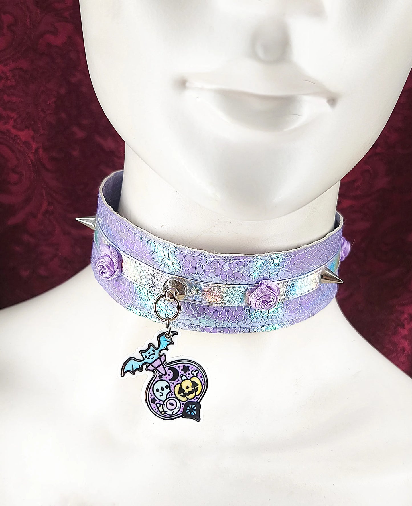 Ras de cou pastel goth Potion Sirène fait main – Simili cuir holographique & pendentif potion magique