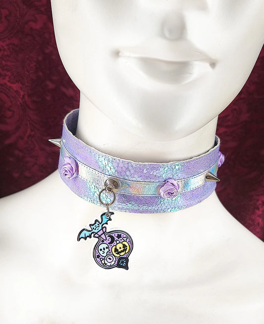 Ras de cou pastel goth Potion Sirène fait main – Simili cuir holographique & pendentif potion magique