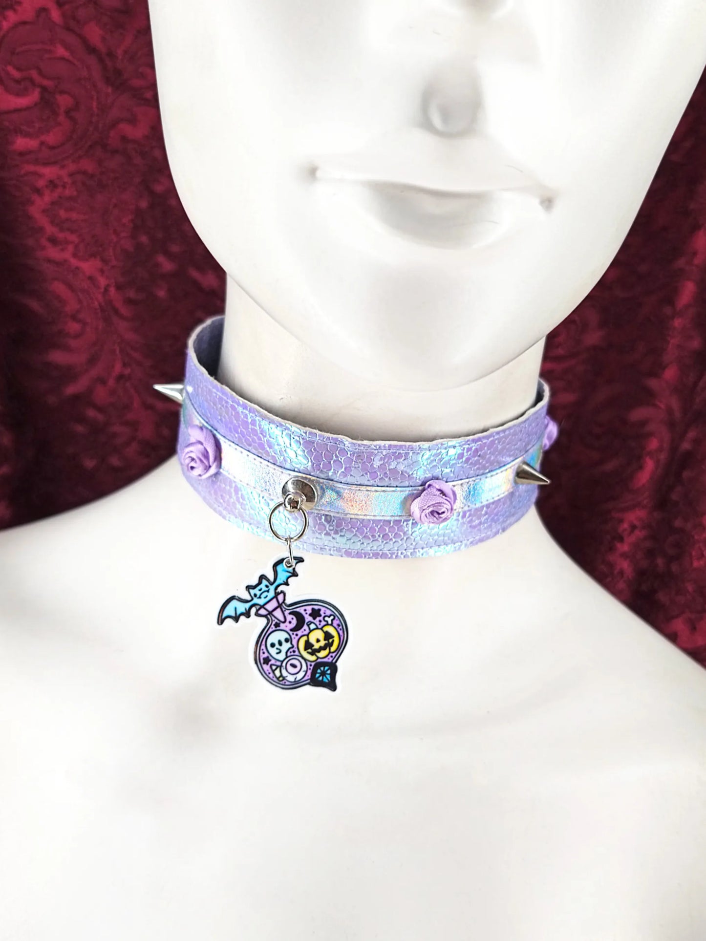 Ras de cou pastel goth Potion Sirène fait main – Simili cuir holographique & pendentif potion magique