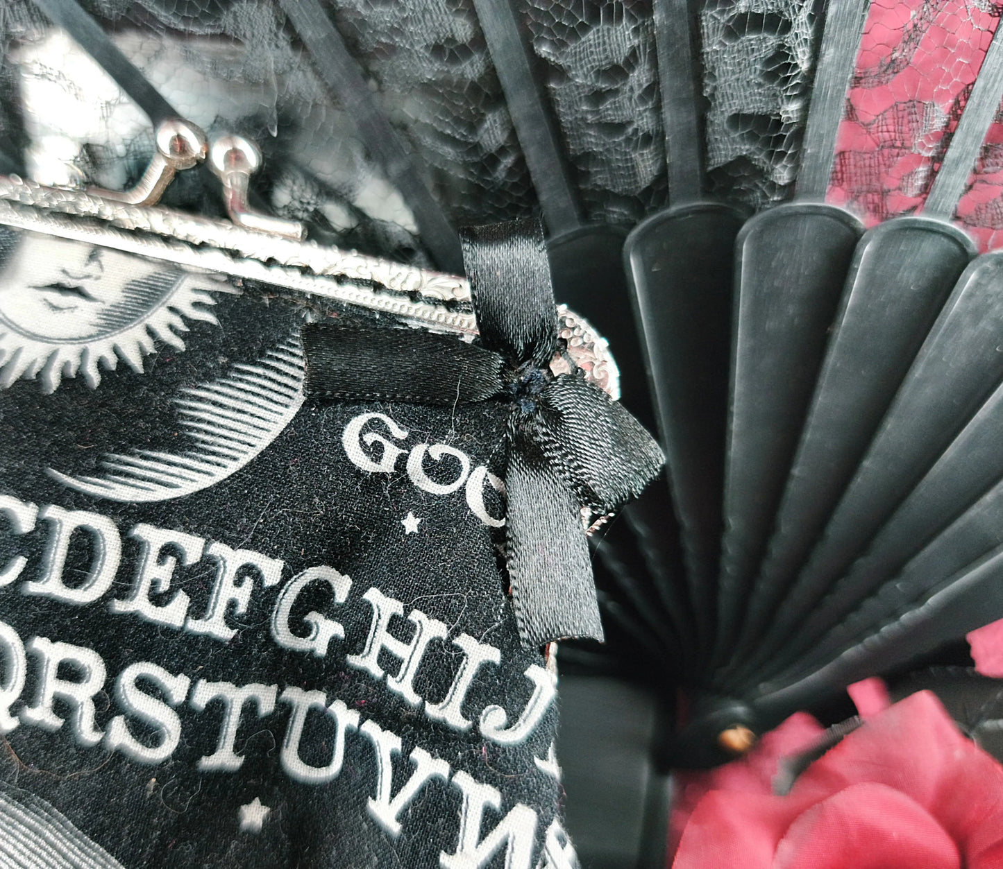 Porte-monnaie Ouija noir et blanc en velours – style gothique fait main