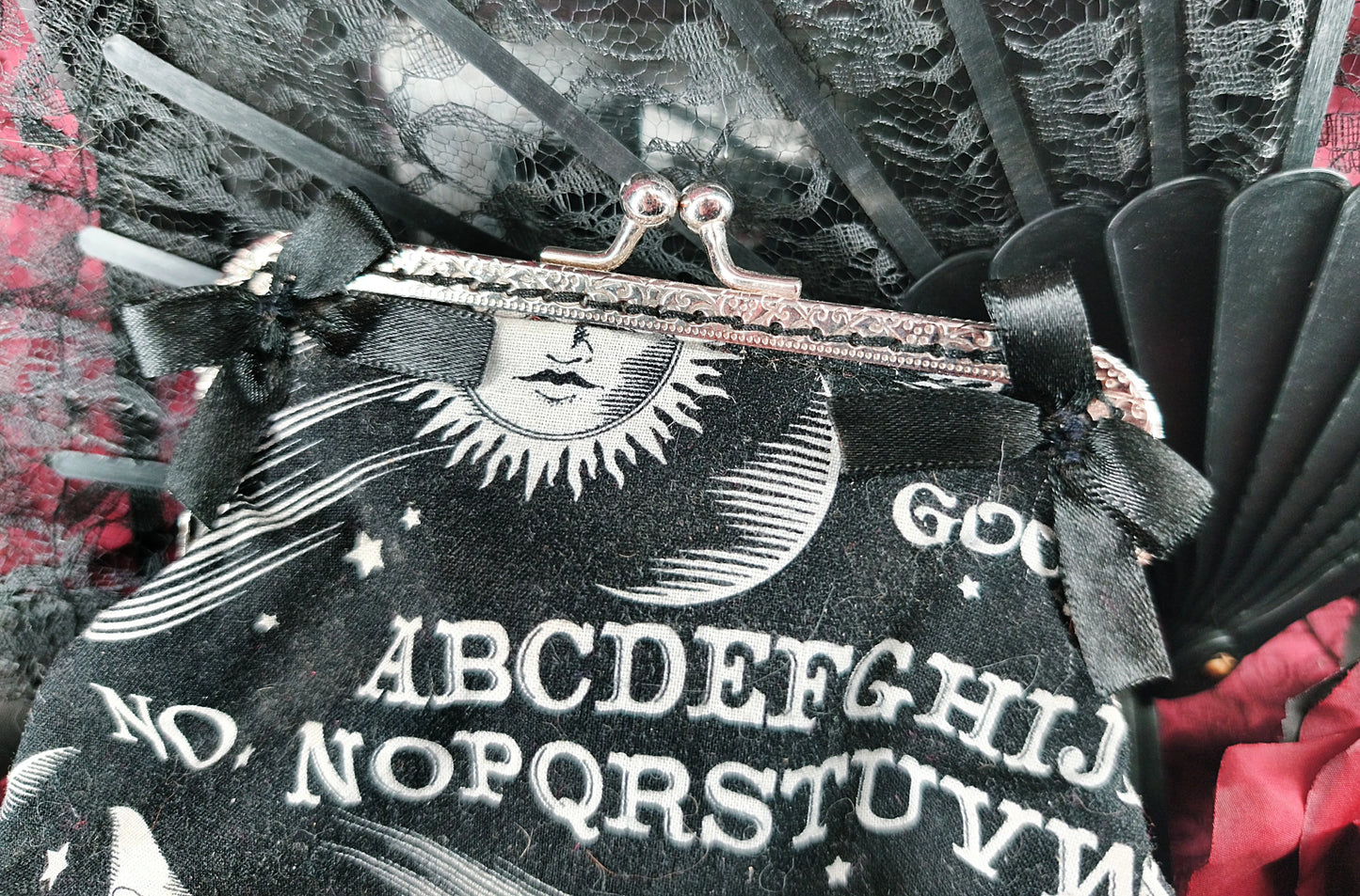 Porte-monnaie Ouija noir et blanc en velours – style gothique fait main
