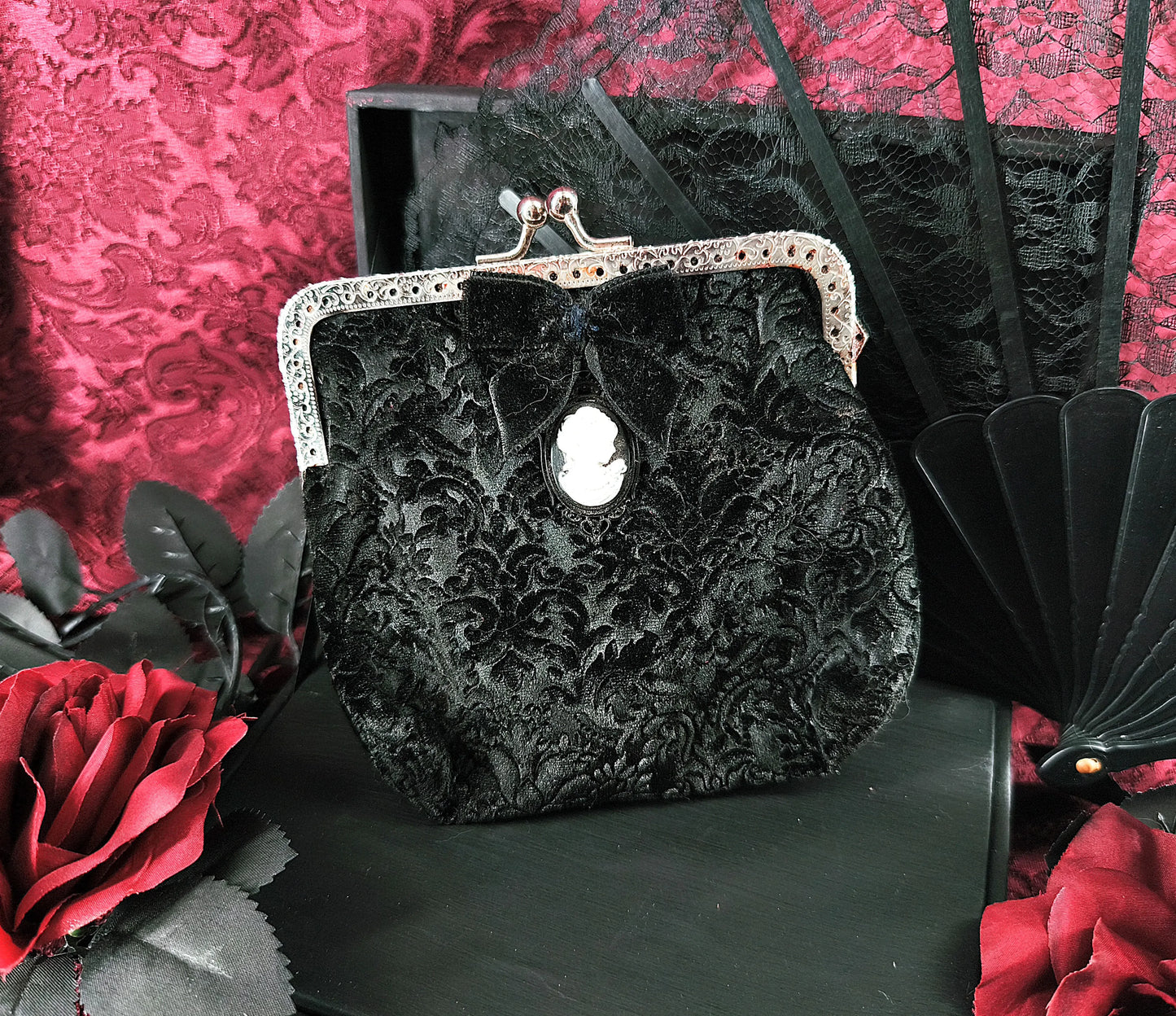 Porte-monnaie Arabesques noires en velours – style gothique romantique fait main