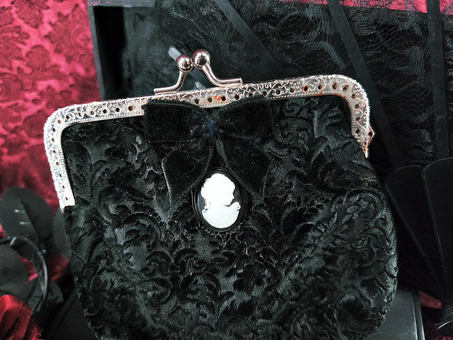 Porte-monnaie Arabesques noires en velours – style gothique romantique fait main