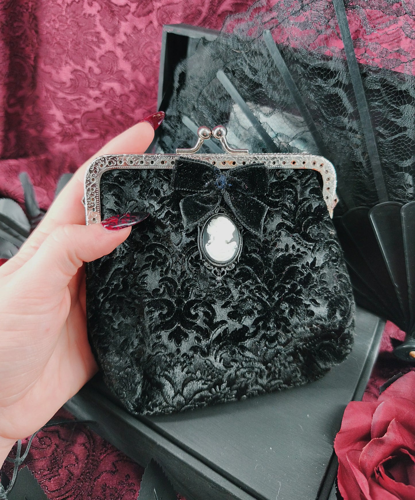 Porte-monnaie Arabesques noires en velours – style gothique romantique fait main