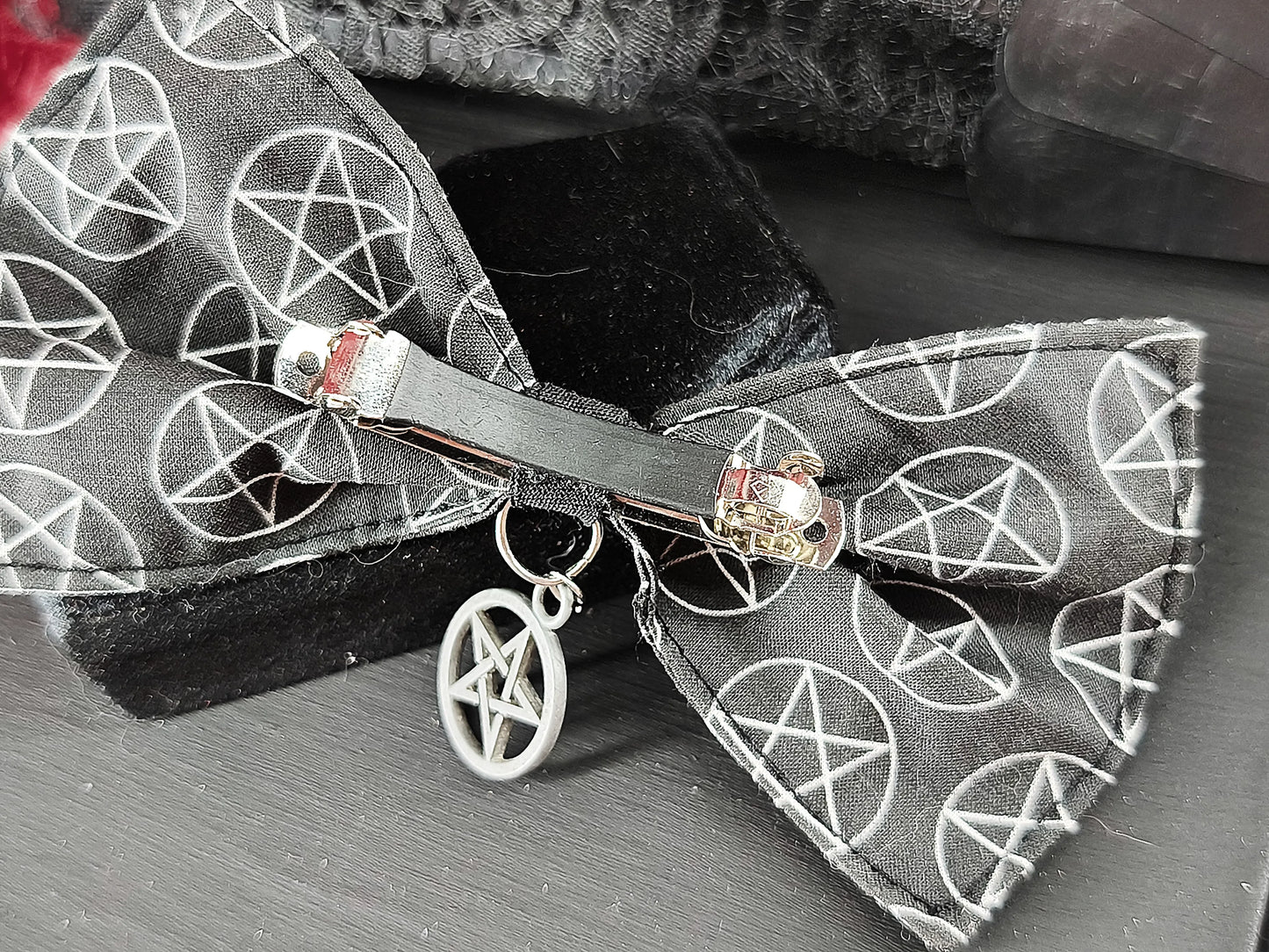 Vue de dos de la barrette pentacle 
Détail du clip de la barrette 