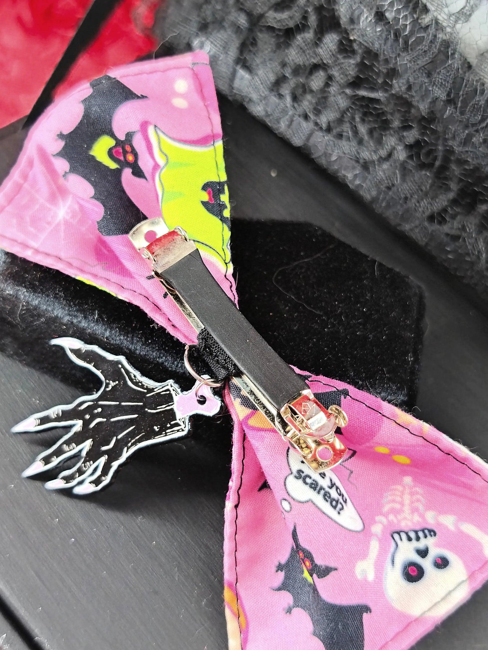 Barrette pastel goth vue de dos 
Détail du clip de la barrette