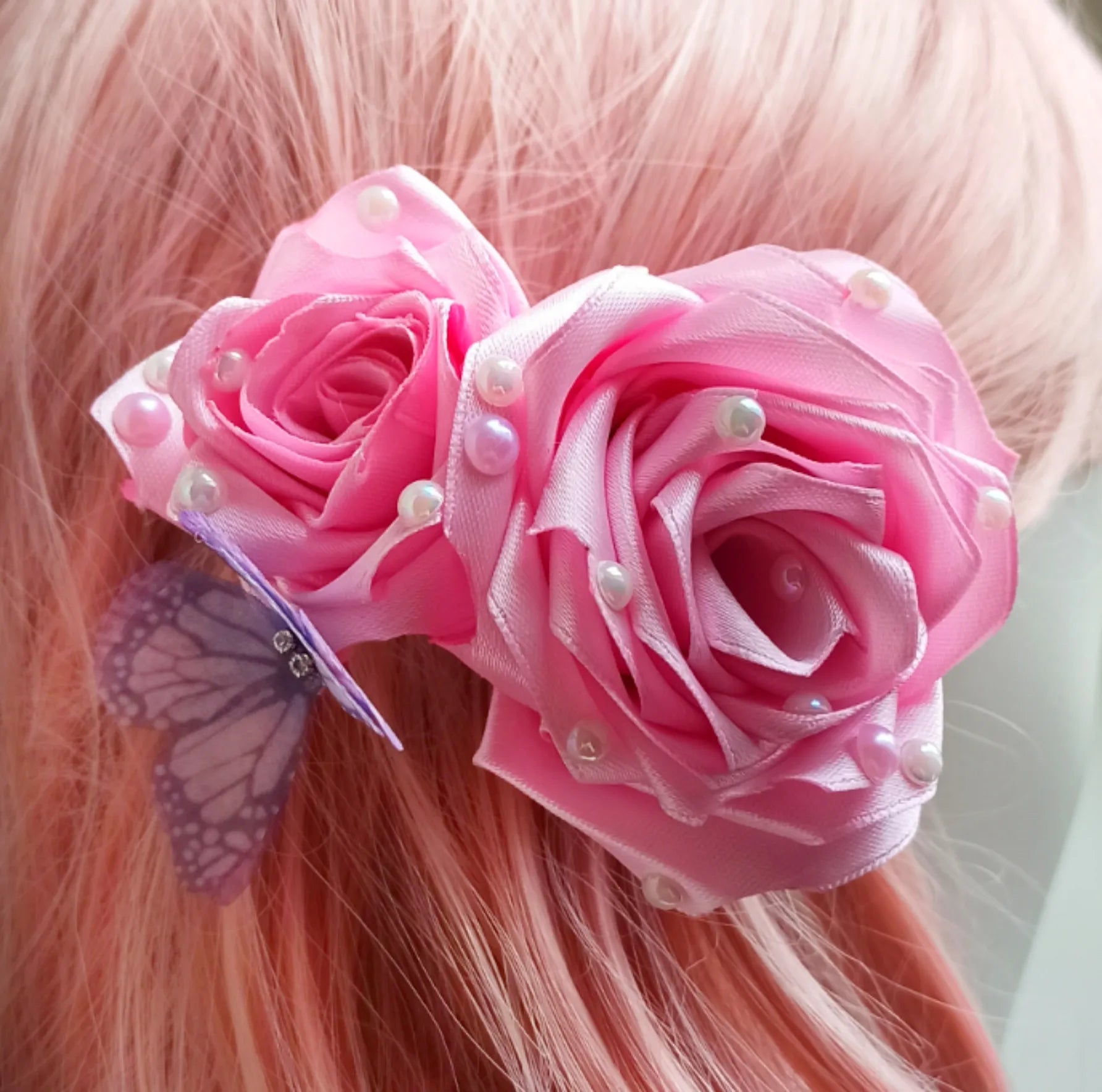 Barrette cheveux roses et perles iridescentes faite mainVue de près de la barrette rose