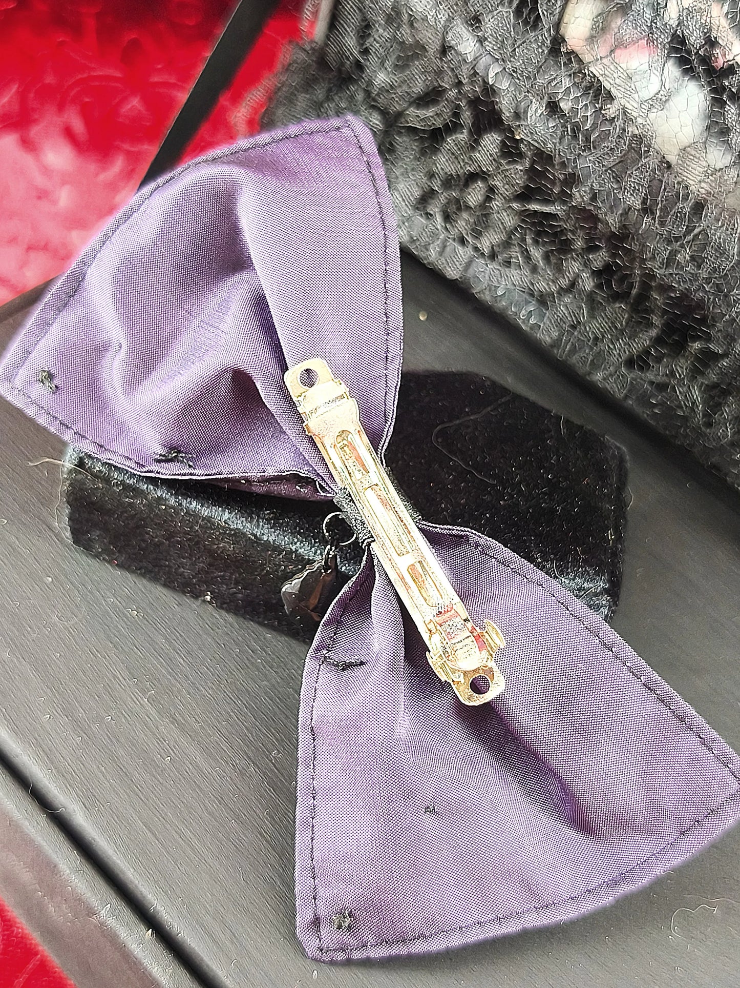 Détail du clip de la barrette
Barrette gothique vue de dos 