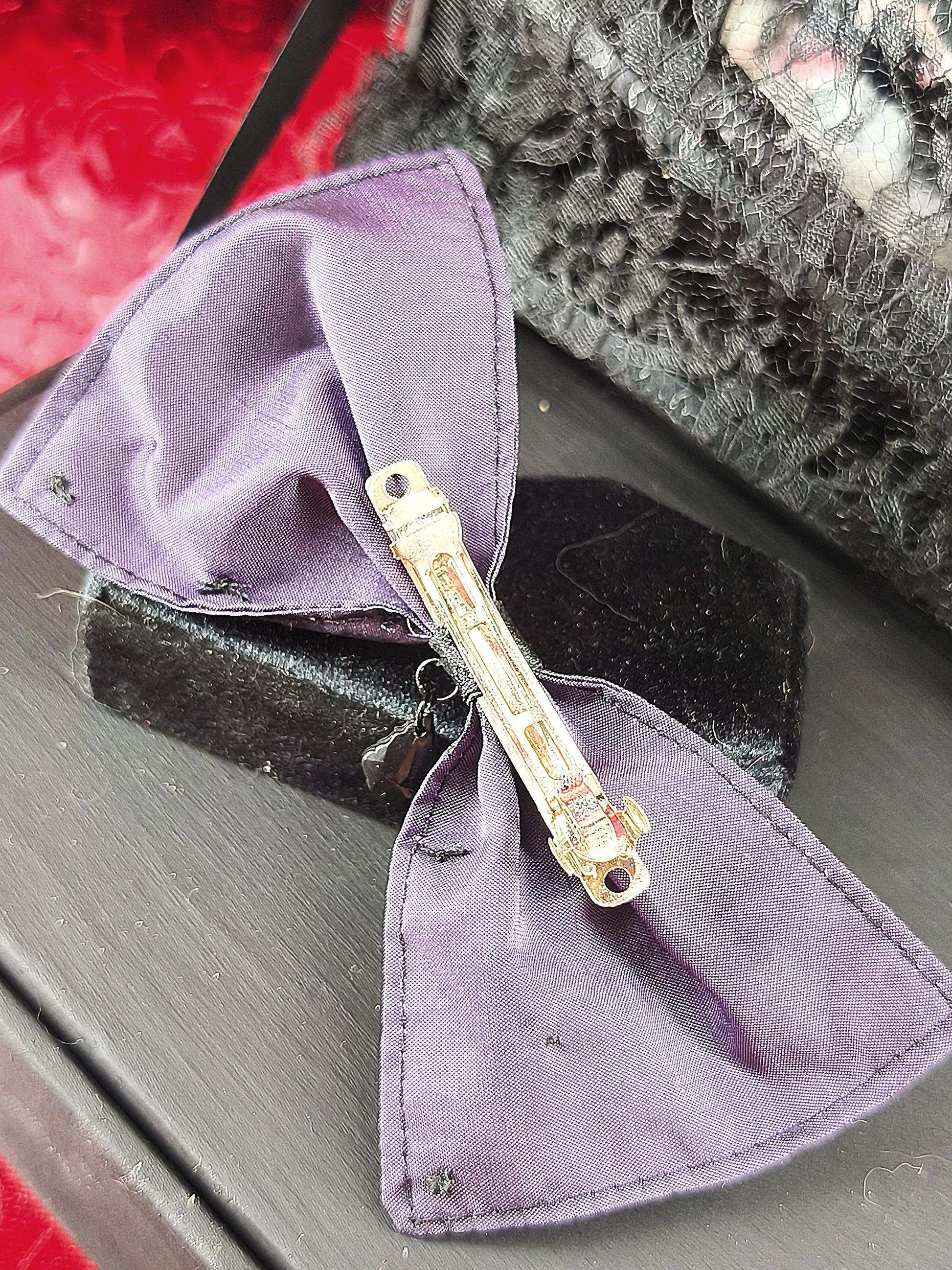 Détail du clip de la barrette
Barrette gothique vue de dos 