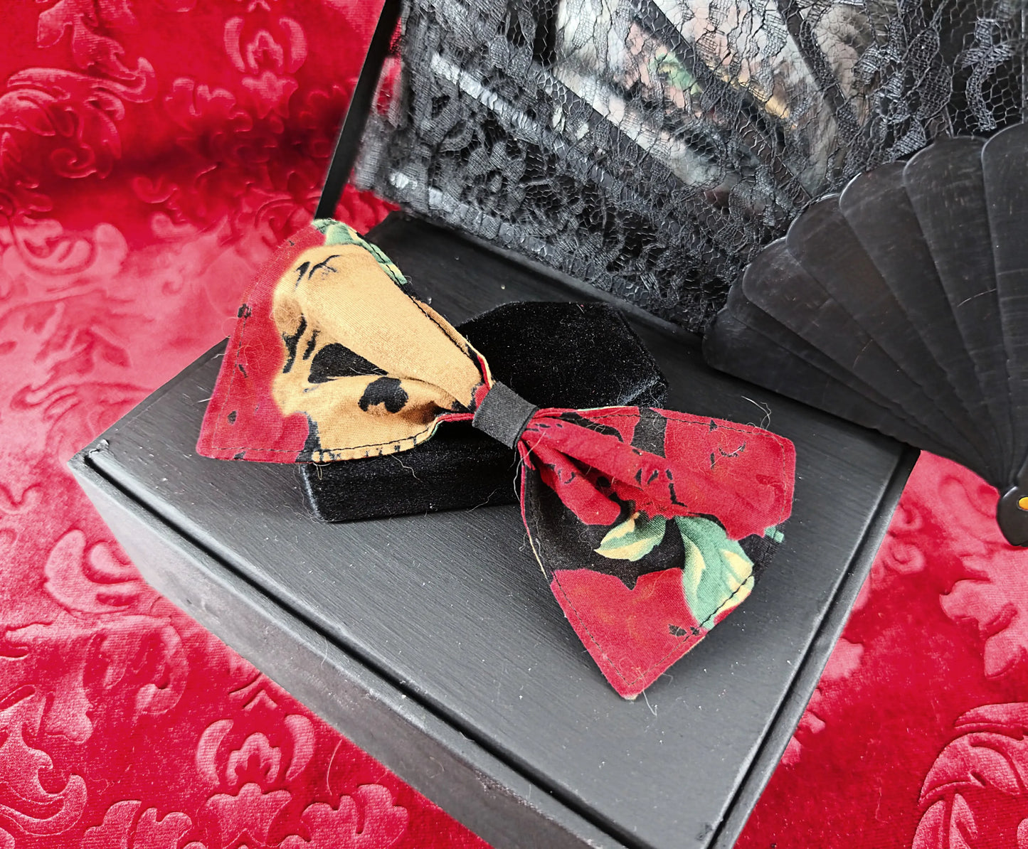 Barrette gothique faite main en tissu à motif crânes beiges et fleurs rouges