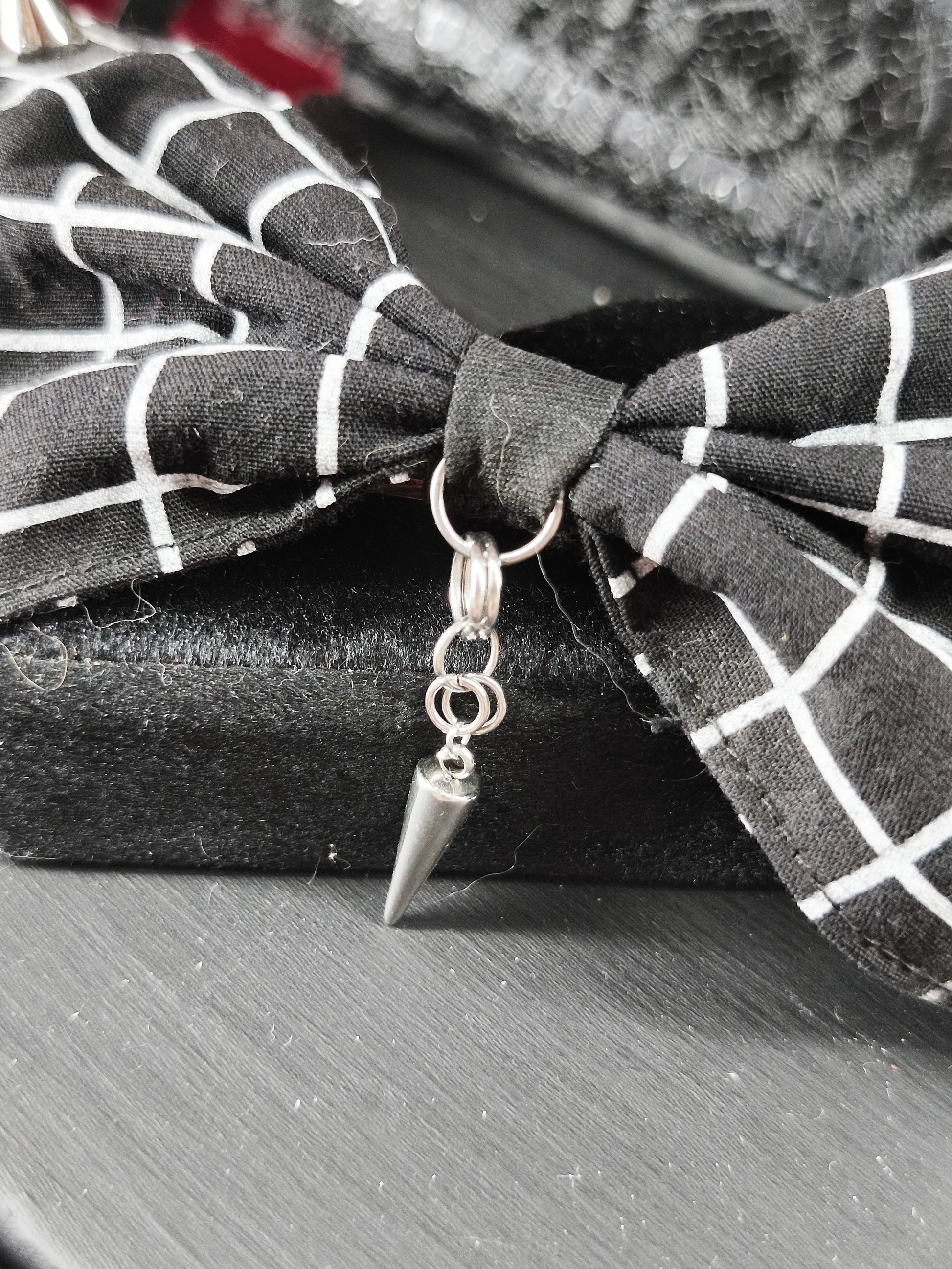 Détail du pendentif anneaux et pointe de la barrette 